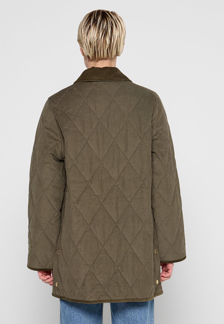 Oliwkowa pikowana kurtka z kordurowym kołnierzem, w rombowy wzór, z długimi rękawami i zatrzaskami przy dolnej krawędzi, pokazana z tyłu.