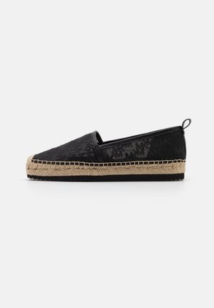 Schwarze Slip-On-Espadrille aus strukturiertem Stoff mit "MK"-Muster und geflochtener Jutemittelsohle mit Gummiaußensohle.