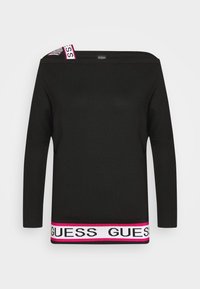 Maglione nero off-shoulder con maniche lunghe. Presenta una texture a costine e una fascia elastica rosa e nera con accenti del logo "GUESS".