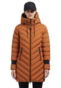 Isolerad orange pufferjacka med ett chevronmönster, dragkedjefickor, hög krage med dragsko och ribbade ärmslut.