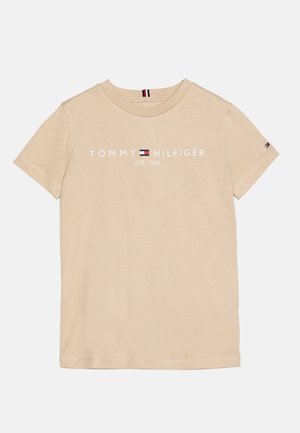 Beige katoenen T-shirt met een ronde hals, korte mouwen en witte merktekst "TOMMY HILFIGER" met een logo en "EST. 1985." op de voorkant.