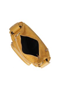 Borsa in suede gialla con interno nero, chiusura con zip e dettagli in pelle. Presenta un manico superiore singolo e cuciture a vista.