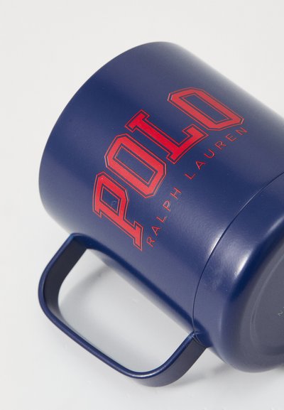 Marineblaue isolierte Tasse mit einem roten "POLO"-Logo und dem Text "RALPH LAUREN"; hat eine geschwungene Form und einen stabilen Griff. Glatte, matte Oberfläche.