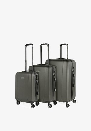 Tres maletas rígidas negras de diferentes tamaños, con asas telescópicas extendidas y cuatro ruedas giratorias cada una.