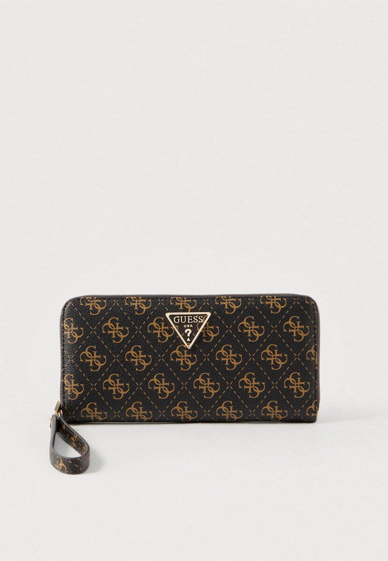 Portofel negru din piele ecologică, cu model de logo maro, accesorii aurii, plăcuță cu logo și o curea de mână pentru o purtare ușoară.