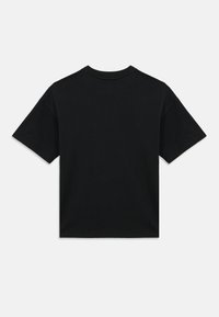 Μαύρο βαμβακερό μπλουζάκι, κοντά μανίκια, λαιμόκοψη στρογγυλή, άνετη εφαρμογή, μονόχρωμο, λεία υφή, χωρίς ορατά σήματα ή σχέδια.