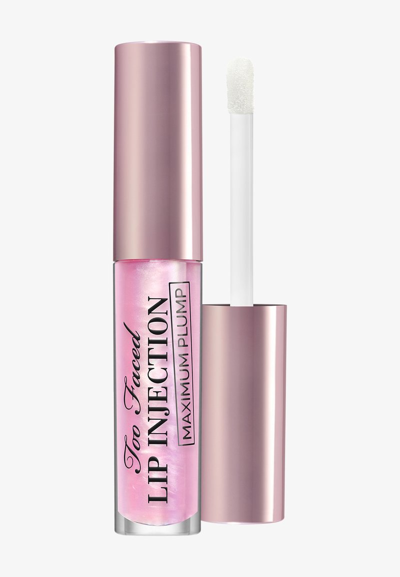 Tube de gloss à lèvres rose transparent avec un bouchon et une baguette applicatrice en or rose, étiqueté "Too Faced Lip Injection Maximum Plump."