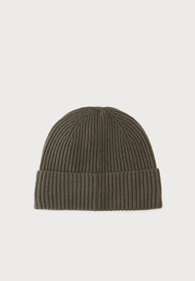 Bonnet tricoté côtelé vert olive foncé avec revers plié, présenté sur un fond clair uni.