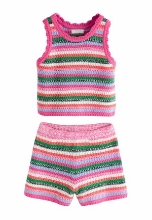 Hæklet sæt med ærmeløs top og shorts med horisontale striber i pink, grøn, hvid, lilla og koral.