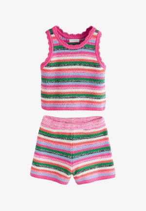 Conjunto de top sin mangas y pantalones cortos de crochet con rayas horizontales en rosa, verde, blanco, morado y coral.