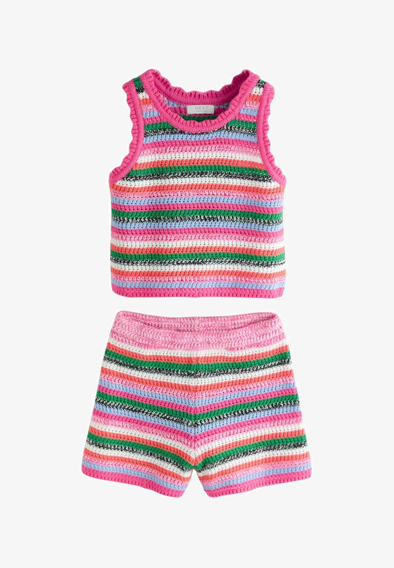 Hæklet sæt med ærmeløs top og shorts med horisontale striber i pink, grøn, hvid, lilla og koral.