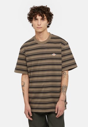 Camiseta a rayas marrón y negra con cuello redondo, mangas cortas y un parche del logo en el lado izquierdo del pecho; la tela parece suave con una textura lisa.