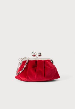 Sac à main en velours rouge avec un design plissé, des fermoirs argentés et une bandoulière amovible. Texture lisse et forme compacte.