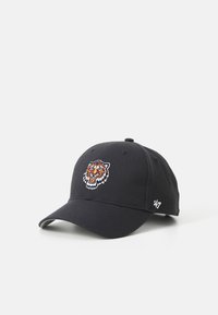 Căciulă de baseball neagră cu un design brodat al unei capete de tigru portocalie și albă pe față și un mic logo "47" pe lateral.