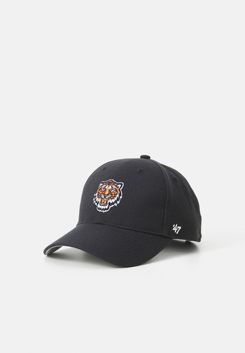 Căciulă de baseball neagră cu un design brodat al unei capete de tigru portocalie și albă pe față și un mic logo "47" pe lateral.