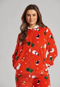 Monos de forro rojo con estampado navideño: muñecos de nieve, árboles, regalos y gorros. Presenta una cremallera y un suave y esponjoso cuello.