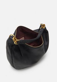 Sort læder håndtaske med tekstureret overflade, gyldent hardware, flet håndtag og mahogni indvendig. Lynlåslukning langs toppen.