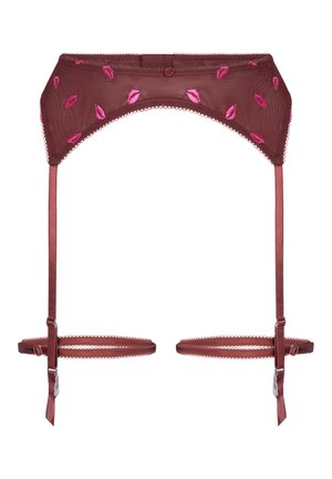 Bordeauxrode jarretelband van kant met roze lippenborduursel, voorzien van verstelbare satijnen bandjes en getande randen voor extra detail.