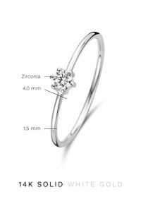 Bague en or blanc 14 carats dotée d'une pierre en zirconia de 4,0 mm, présentant un anneau délicat de 1,5 mm de large.
