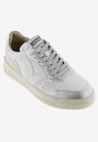 Sneaker bianca in pelle con tomaia testurizzata, punta rotonda, dettagli grigi e suola in gomma bianca con un branding sottile sulla linguetta.