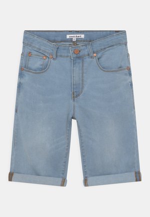 Shorts en denim bleu clair avec ourlets retroussés, bouton et fermeture éclair à l'avant, design à cinq poches, et petits rivets en cuivre aux coins des poches.