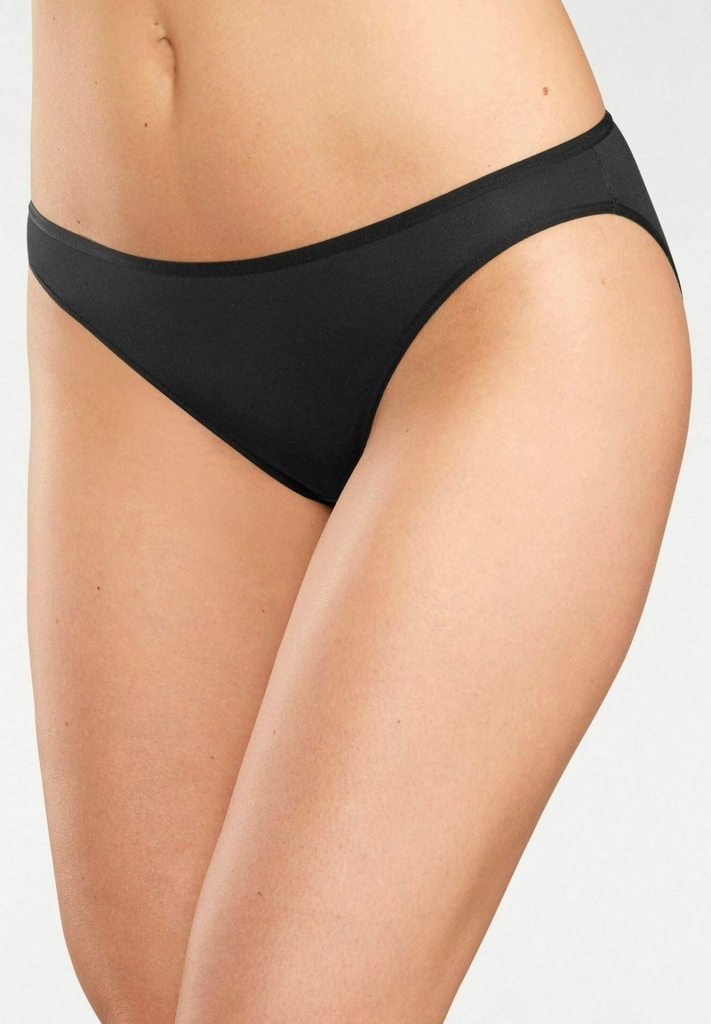Slip in bikini nera realizzato in un tessuto liscio con un design a vita bassa. Presenta un semplice elastico in vita e dettagli di cucitura minimi.