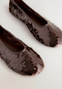 Balerini din catifea maro, cu vârful rotunjit, având o căptușeală interioară netedă și un exterior texturat și lucios, realizat din paiete suprapuse.