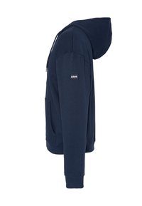 Felpa con cappuccio con zip di colore blu scuro, dotata di tasca frontale, cappuccio regolabile, polsini a costine e una piccola patch con logo sulla manica sinistra.