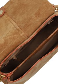 Tansuède handtas met een gladde afwerking, voorzien van een centrale ritscompartiment en contrasterende koraalkleurige accenten op de randen en hardware.