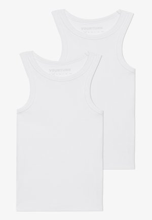 Twee witte katoenen tanktops met ribbelstructuur, ronde halslijnen en brede schouderbanden, met een geprinte logo in het kraaggebied.