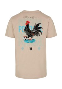 Bežinė medvilninė marškinėliai su juodu gaidžio piešiniu, futbolo kamuoliu ir mėlynu tekstu "Portugalija". Dekoratyviniai akcentai viršuje ir apačioje.