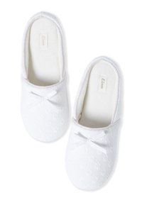 Pantofole di stoffa bianche con un motivo floreale, una superficie testurizzata e un'nastro decorativo sulla parte anteriore. Fodera morbida per il massimo comfort.