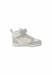Zapatillas altas en blanco, gris claro y rosa. Presentan una correa de velcro y cordones, con perforaciones para transpirabilidad y una suela texturizada.