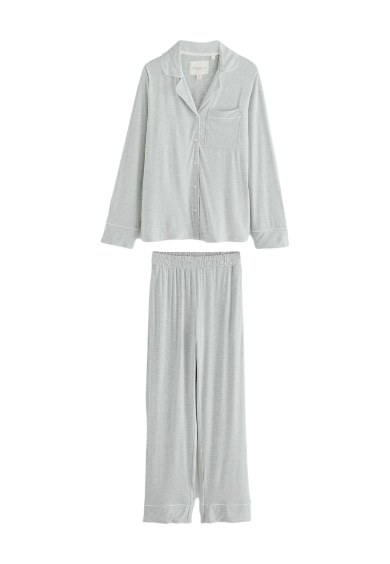 Grå pyjamasset som består av en långärmad knäpptröja med bröstficka och matchande byxor med elastisk midja, båda tillverkade av mjukt tyg.