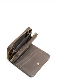 Portafoglio in pelle grigia con chiusura a zip, due scomparti principali, più slot per carte e accenti in metallo dorato.
