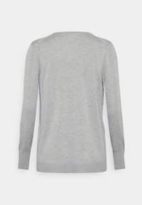 Suéter gris de manga larga con cuello redondo, hecho de una suave tela de punto. Presenta puños y dobladillo de canalé, textura suave y un diseño sencillo.