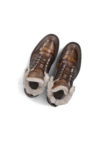 Bruine leren enkellaarzen met een textuur van krokodillenpatroon, pluizige voering en metalen hardware. Voorzien van veters en een zijrits.