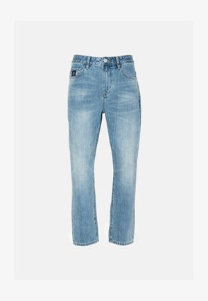 Heledad sinise denim püksid sirge lõikega, klassikalise viie-tasku stiiliga, metallist riistadega ja üle kogu pinna kulunud tekstuuridega.