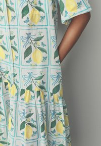 Next SHORT SLEEVE DROP WAIST - Košilové šaty - white lemon and blue check print