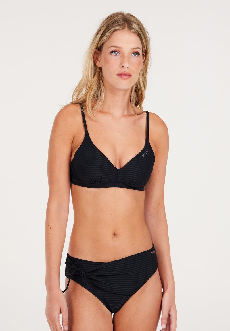 Set di bikini nero con un motivo a righe testurizzato. La parte superiore ha un design triangolare con spalline sottili, mentre la parte inferiore presenta un dettaglio laterale annodato.
