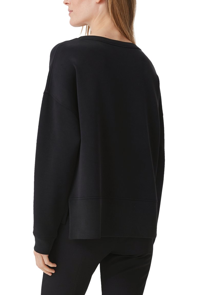 Schwarzes Sweatshirt mit entspannter Passform, gerippten Bündchen und leichtseitlichen Schlitzen. Weicher Stoff und Rundhalsausschnitt, von hinten betrachtet.