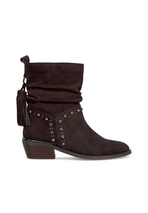 Stivale alla caviglia in suede marrone con design scivolato, accenti di borchie e dettaglio con nappina; presenta un tacco basso impilato e una suola liscia.