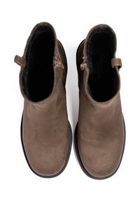 Stivali ankle in suede marrone con superficie liscia, cerniere laterali e suola in gomma nera. Nessun motivo o accento visibile.