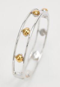 Bracciale in metallo argento con accenti a forma di cuore in oro, caratterizzato da un design aperto e elegante con una finitura lucida.