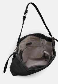 Borsa a mano in pelle nera con texture morbida. L'interno presenta una fodera grigio chiaro, molteplici tasche e un compartimento con zip. Tracolla regolabile inclusa.