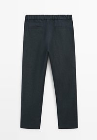 Pantalon gris foncé à jambes droites avec taille élastique et deux poches à welt à l'arrière, présenté à plat sur un fond blanc.