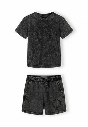 Zestaw składający się z ciemnoszarej koszulki z krótkim rękawem z efektem sprania oraz szortów z elastycznym pasem, oba elementy zdobione okrągłym nadrukiem z tekstem.
