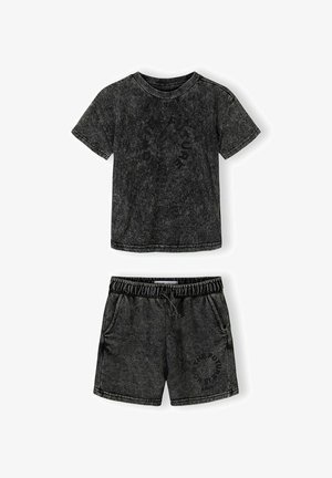 Set od tamnosive acid-wash majice kratkih rukava i šortseva s elastičnim pojasom, s kružnim natpisom na oba dijela.