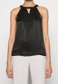 Černý saténový top bez rukávů s halter krkem, který má detail výřezu ve tvaru klíče. Hladká textura a volný střih.