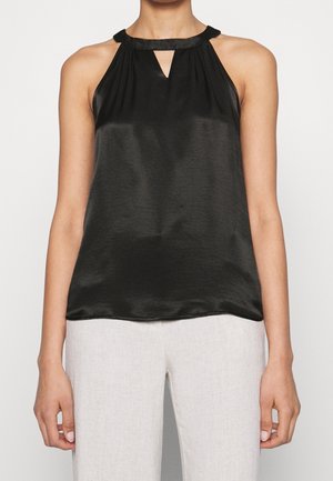 Top sin mangas de satén negro con diseño de halter, que presenta un detalle de corte en forma de llave. Textura suave con un ajuste relajado.